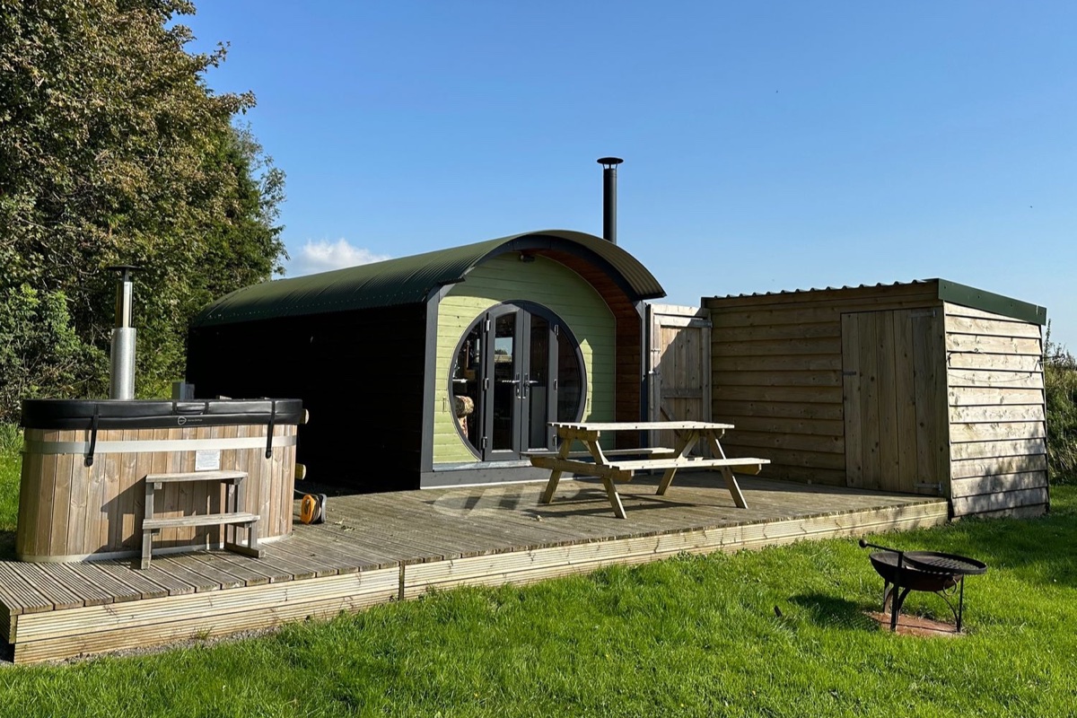 Lime Kiln pod with hot tub, deck and fire pit in Blagdon