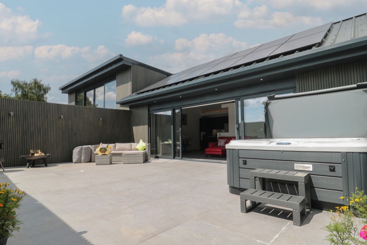 Noflash Malpal patio with hot tub and outdoor seating