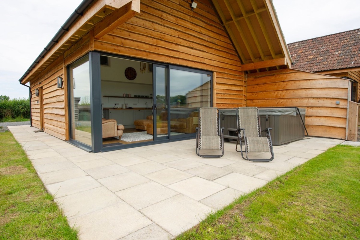 Starling Lodge patio with hot tub beside the timber lodge